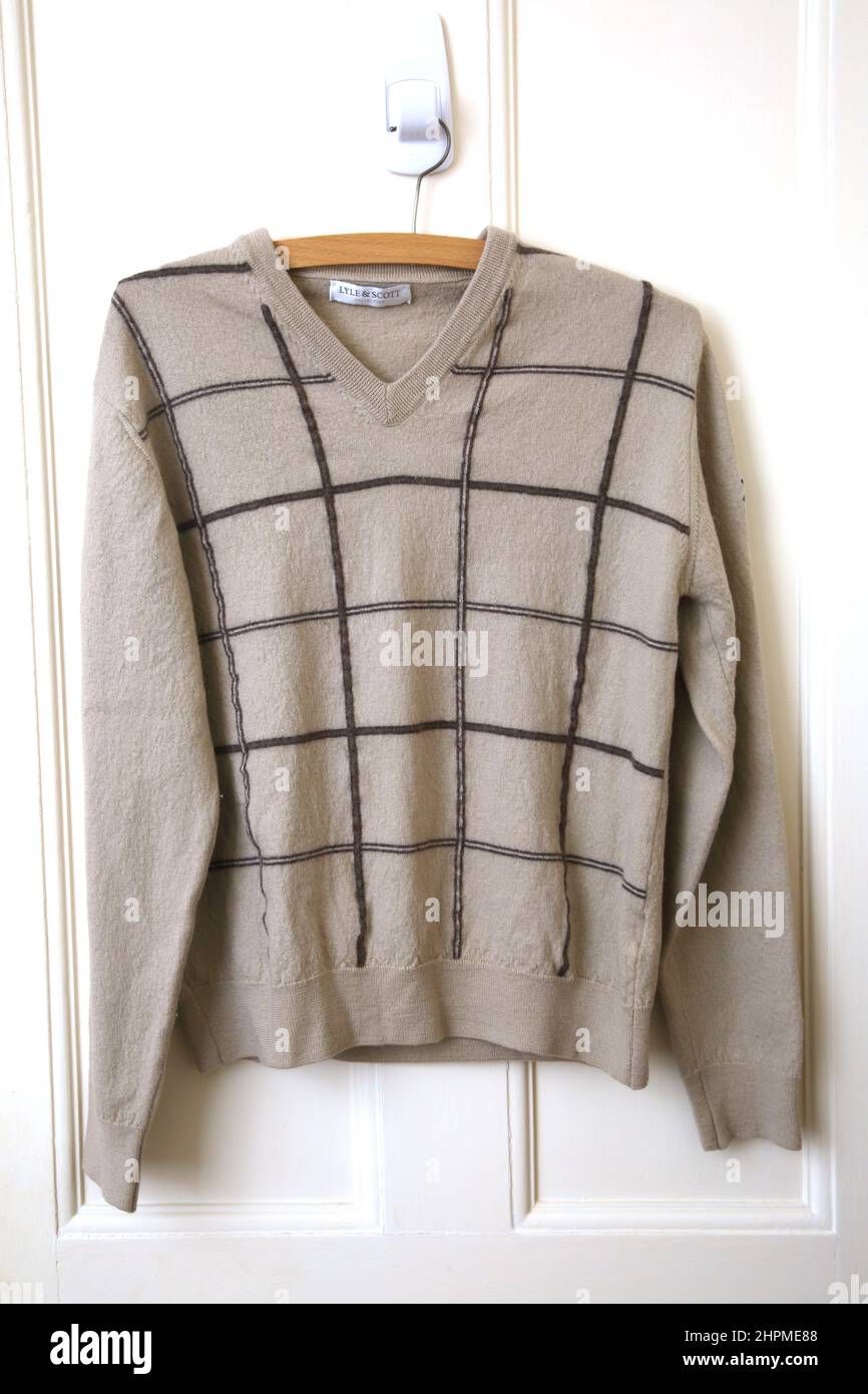 Ponticello beige collo a V con controllo marrone Foto Stock