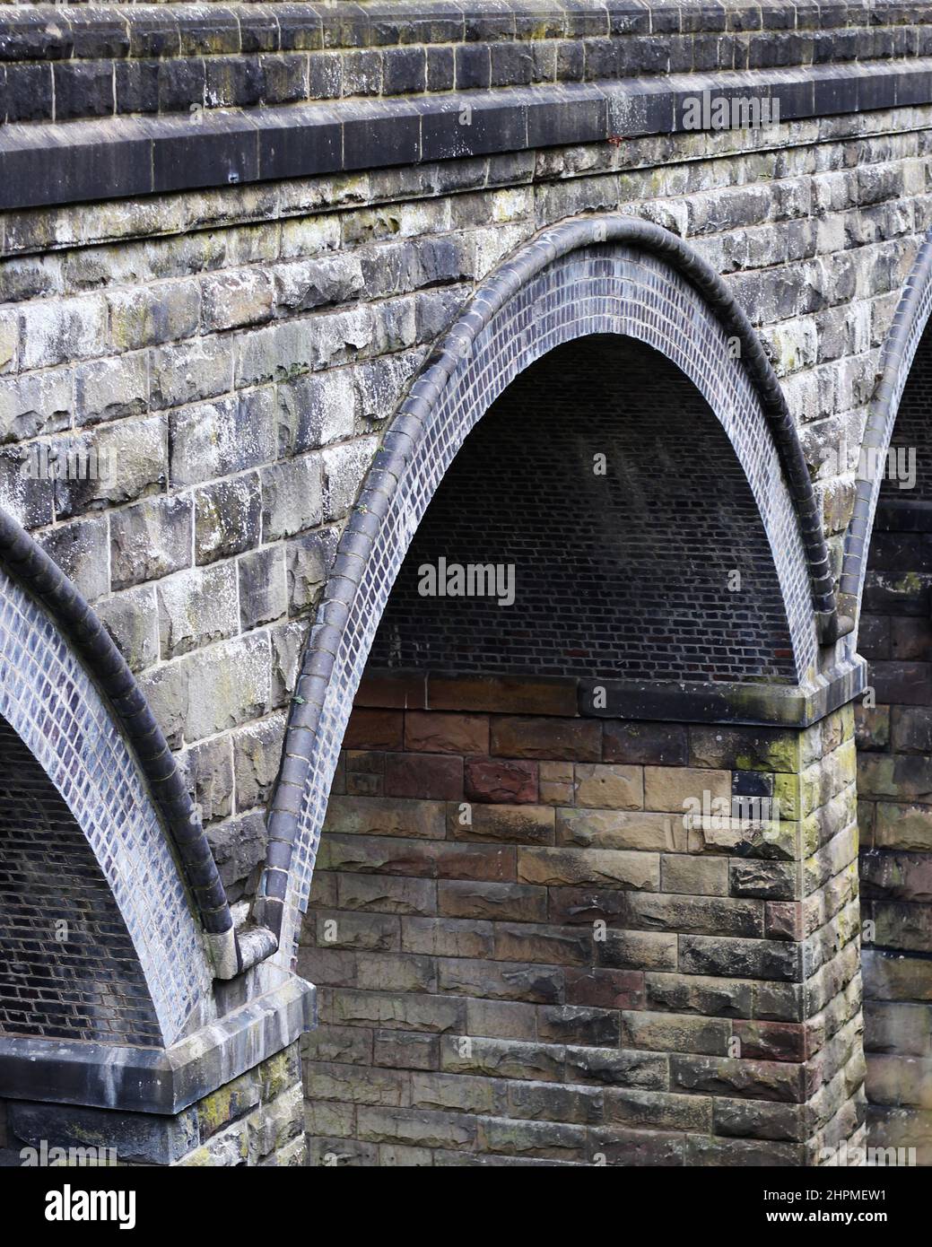 Gli archi di un ex ponte ferroviario che corre accanto al Monsal Trail nel Peak District, Regno Unito Foto Stock