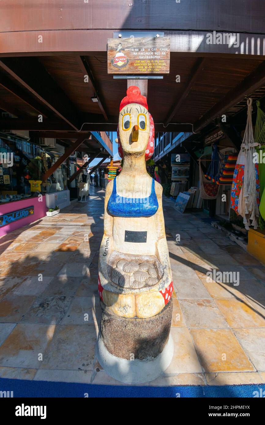 Ipojuca, PE, Brasile - 15 ottobre 2021: Scultura di pollo nel centro di Porto de Galinhas. Foto Stock