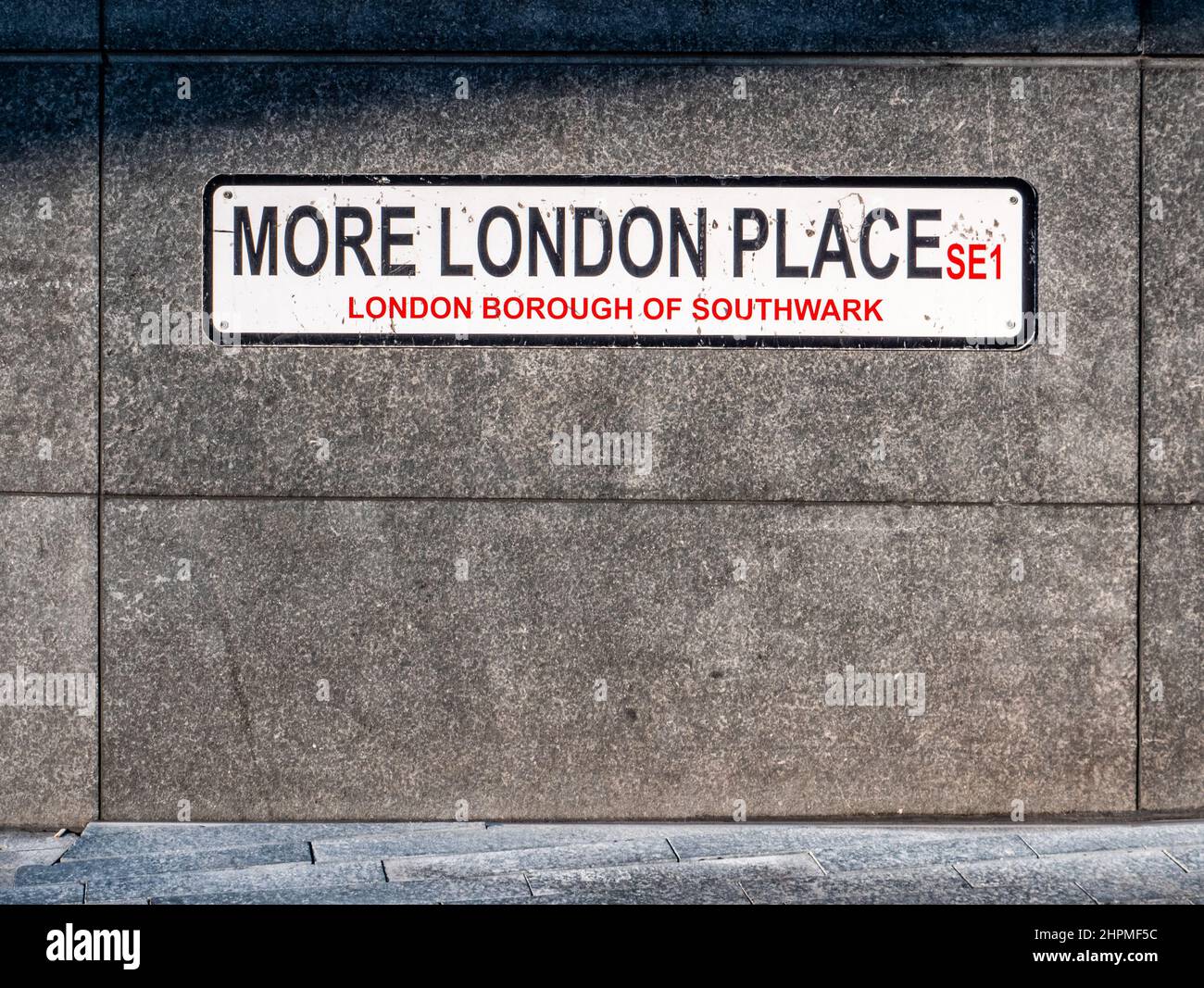 More London Place, SE1. Un cartello stradale per il moderno quartiere punto di riferimento che ospita il Municipio a sud del Tamigi a Southwark. Foto Stock