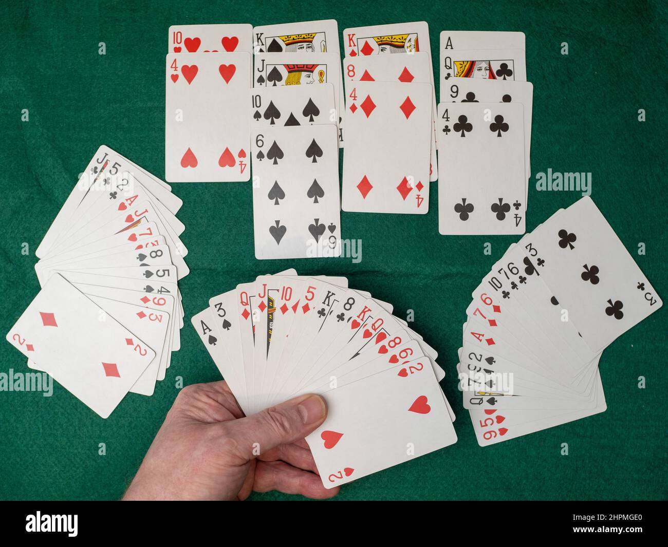 Giocare una mano di ponte contratto su un tavolo verde baize carta Foto Stock