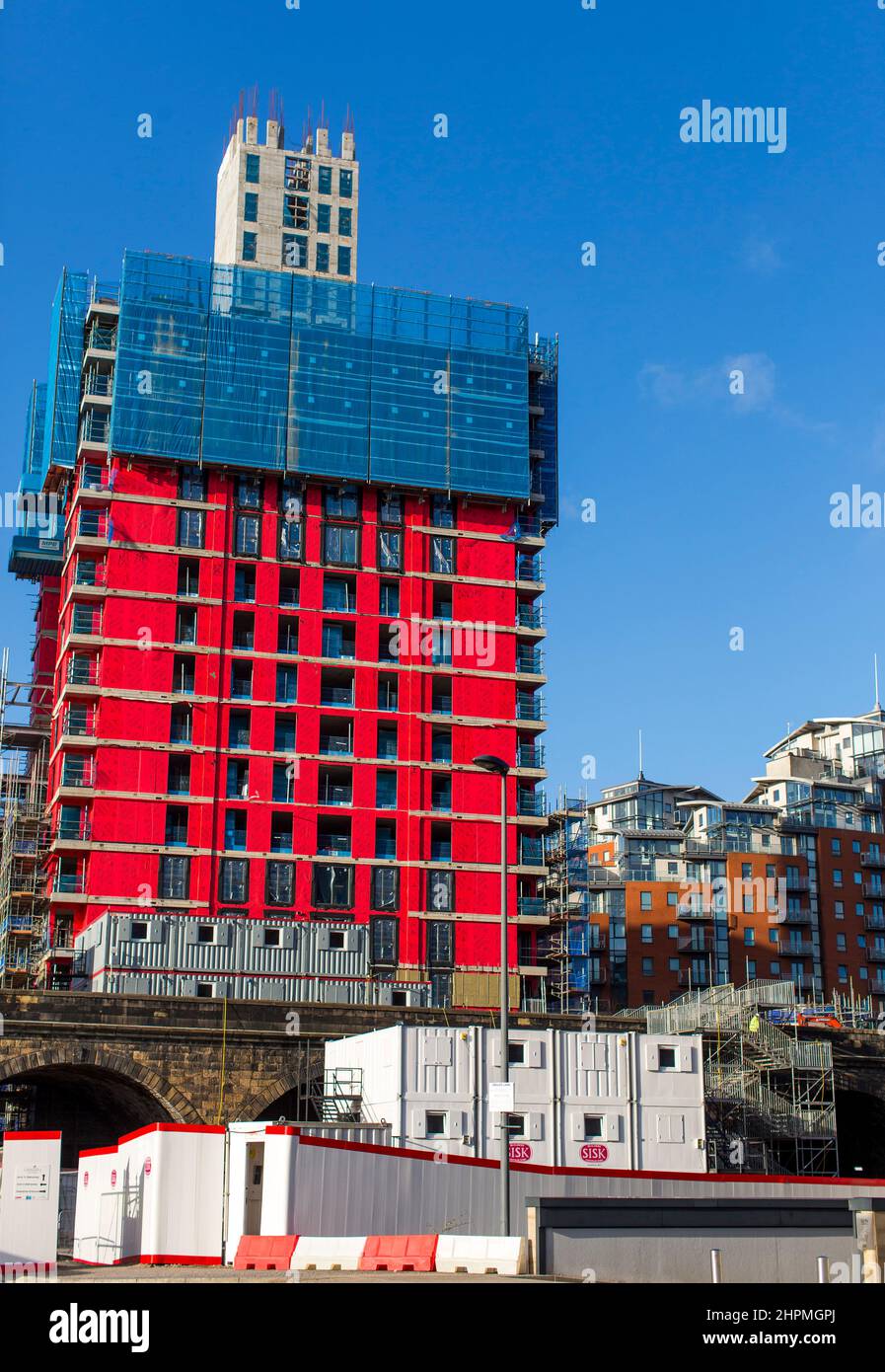 Gru e lavori di costruzione a Leeds, West Yorkshire nella giornata del cielo blu luminoso di febbraio. Leeds ha goduto del più alto livello di attività di costruzione in più di 15 anni l'anno scorso, con la domanda di edifici residenziali che alimenta l'aumento. L’annuale Regional Crane Survey di Deloitte ha mostrato che l’attività di costruzione residenziale è ai massimi livelli, con un totale di 10 nuovi sviluppi in corso per la consegna di 2.267 abitazioni. Credit: Windmill Images/Alamy Live News Foto Stock