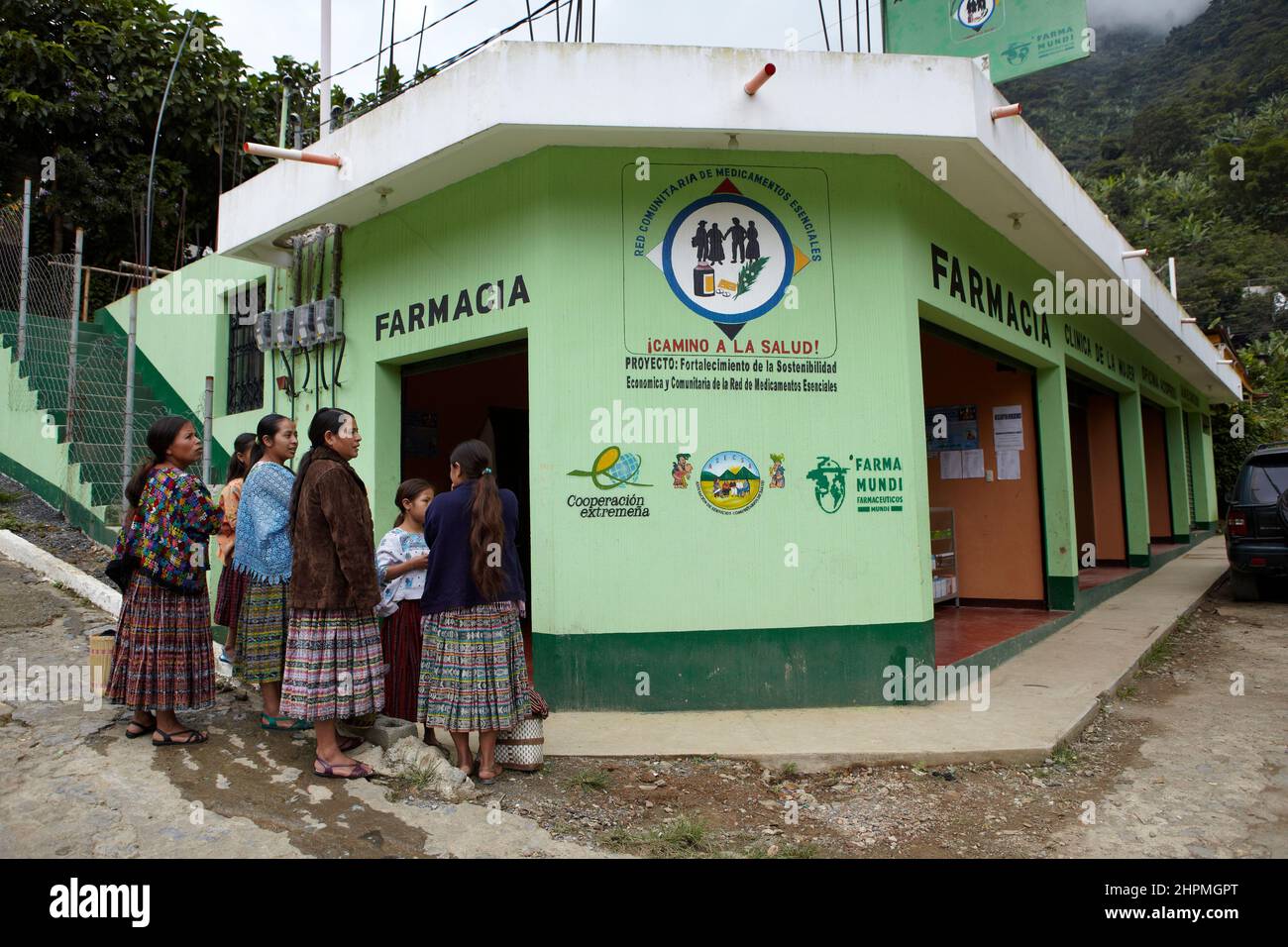 Il medico esamina la paziente nell'ospedale di ASECSA a Tamahú in Guatemala. Foto Stock