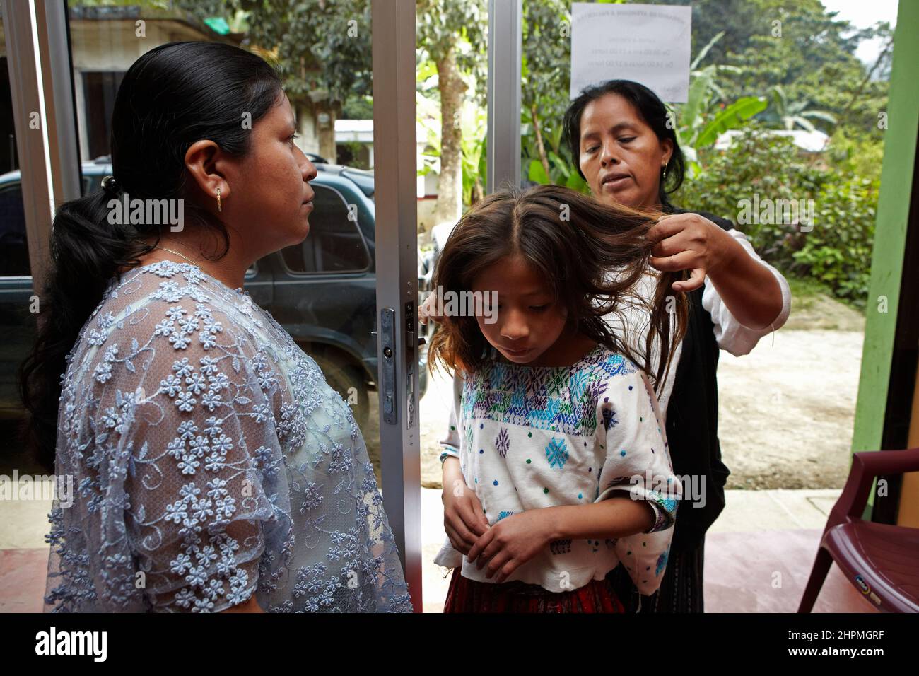Il medico esamina la paziente nell'ospedale di ASECSA a Tamahú in Guatemala. Foto Stock