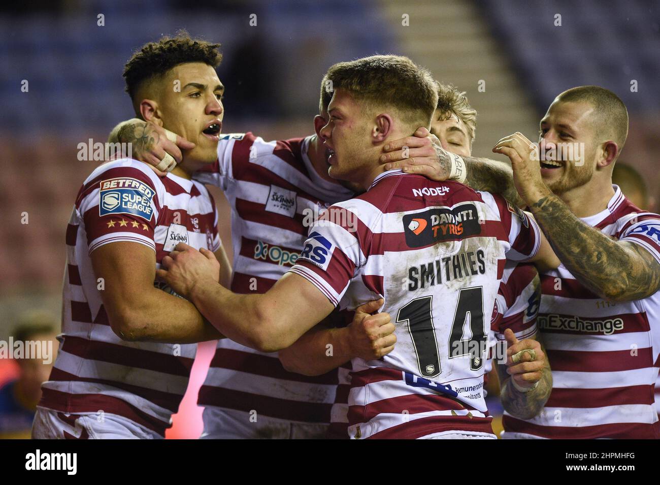 Wigan, Inghilterra - 18 Febbraio 2022 - Morgan Smithies si congratula con Sam Powell, il giocatore di prova dei Guerrieri Wigan durante il Rugby League Betfred Super League Round 2 Warriors Wigan vs Rhinos Leeds al DW Stadium, Wigan, UK Dean Williams Foto Stock
