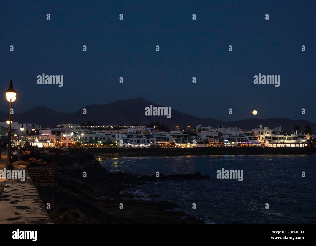 Luna sorge sul lungomare di Playa Blanca, Lanzarote, Isole Canarie. Spagna. Foto Stock