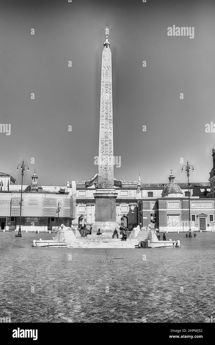 ROMA - 14 APRILE 2021: Obelisco egiziano di Ramesses II, punto di riferimento iconico in Piazza del Popolo, Roma, Italia Foto Stock