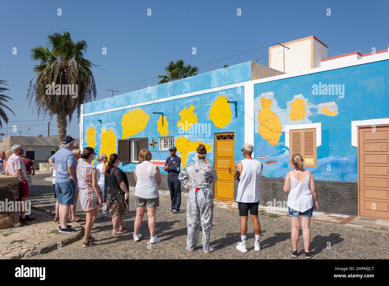 Tour di gruppo al murale delle isole di Capo Verde, Palmeira, SAL (IIha do SAL), República de Cabo (Capo Verde) Foto Stock