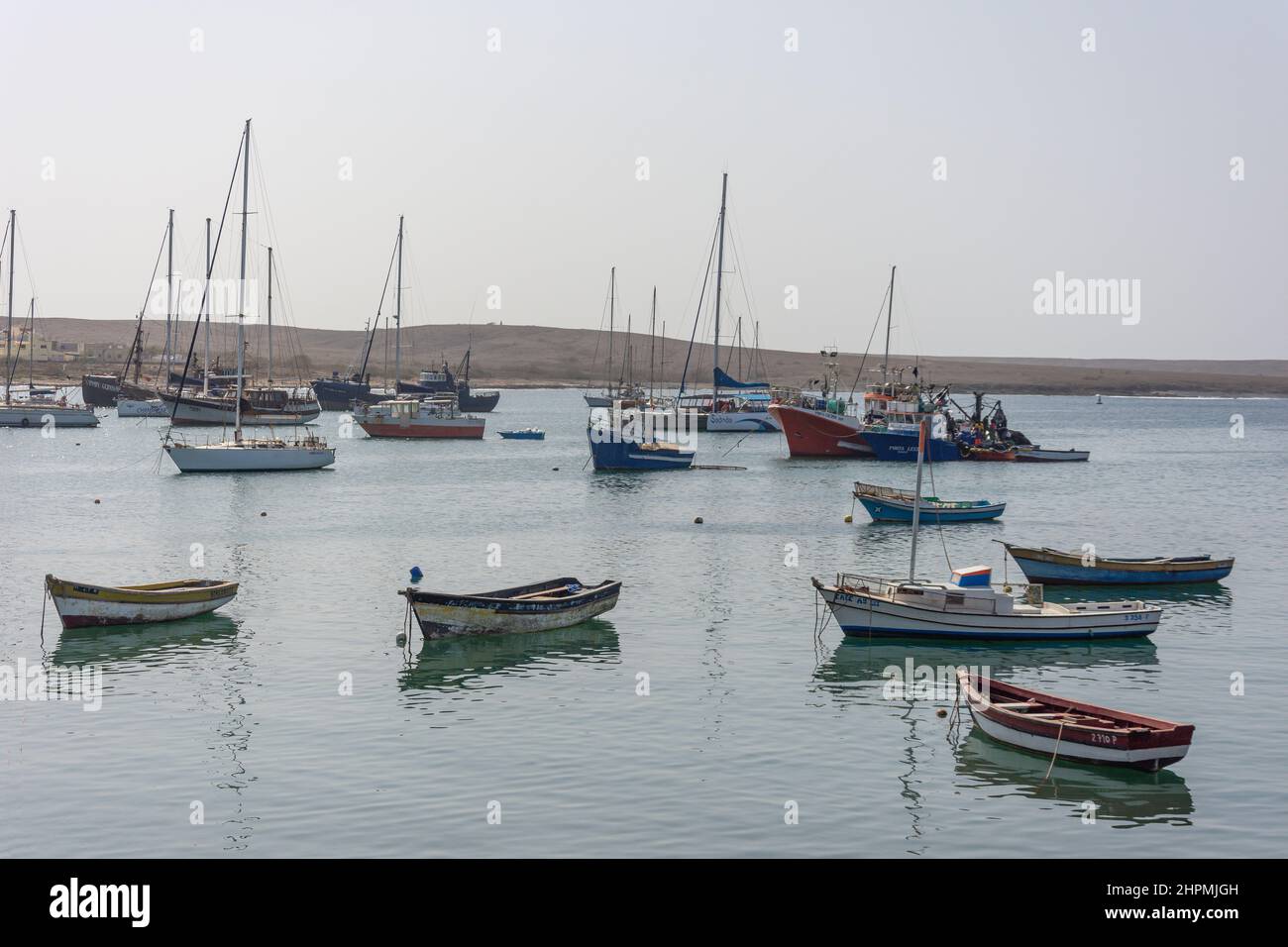Barche ormeggiate nel porto, Palmeira, SAL (IIha do SAL), República de Cabo (Capo Verde) Foto Stock