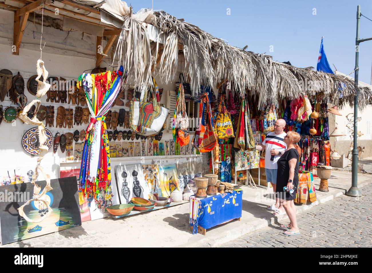 Coppia turistica che fa shopping presso un negozio di souvenir, Palmeira, SAL (IIha do SAL), República de Cabo (Capo Verde) Foto Stock