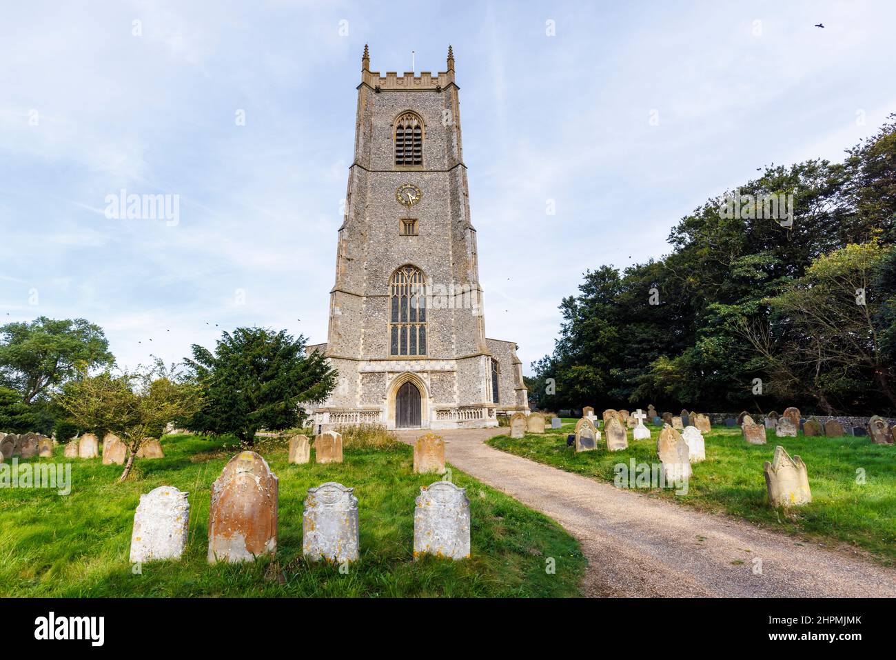 Chiesa di San Nicola e cantiere nella valle di Glaven beneficia, Blakeney, un piccolo villaggio costiero della costa settentrionale di Norfolk, East Anglia, Inghilterra Foto Stock