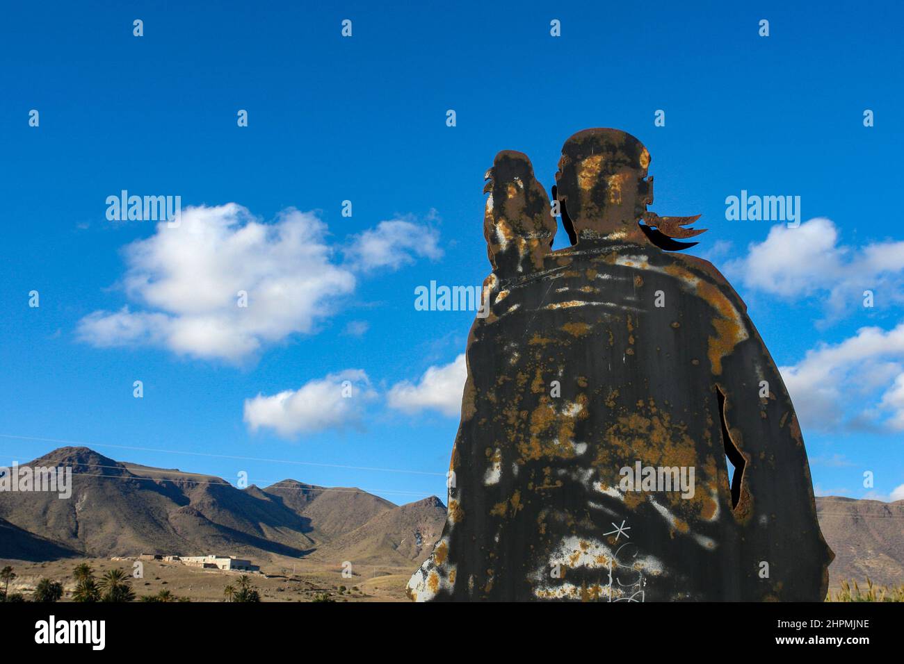 Silhouette di un pirata che guarda la montagna Foto Stock