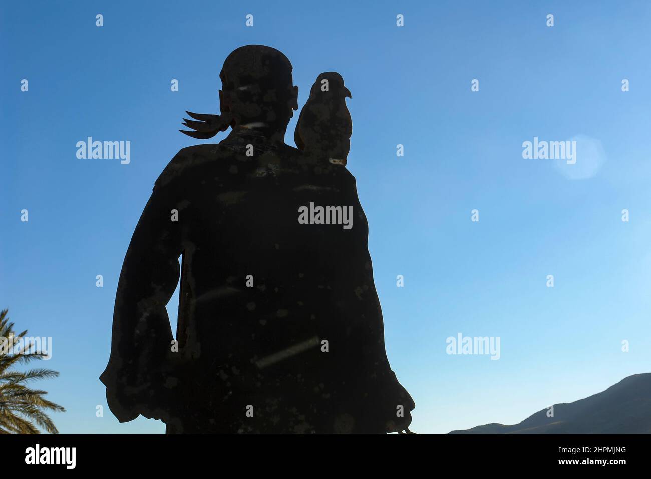 Silhouette di un pirata che guarda la montagna Foto Stock