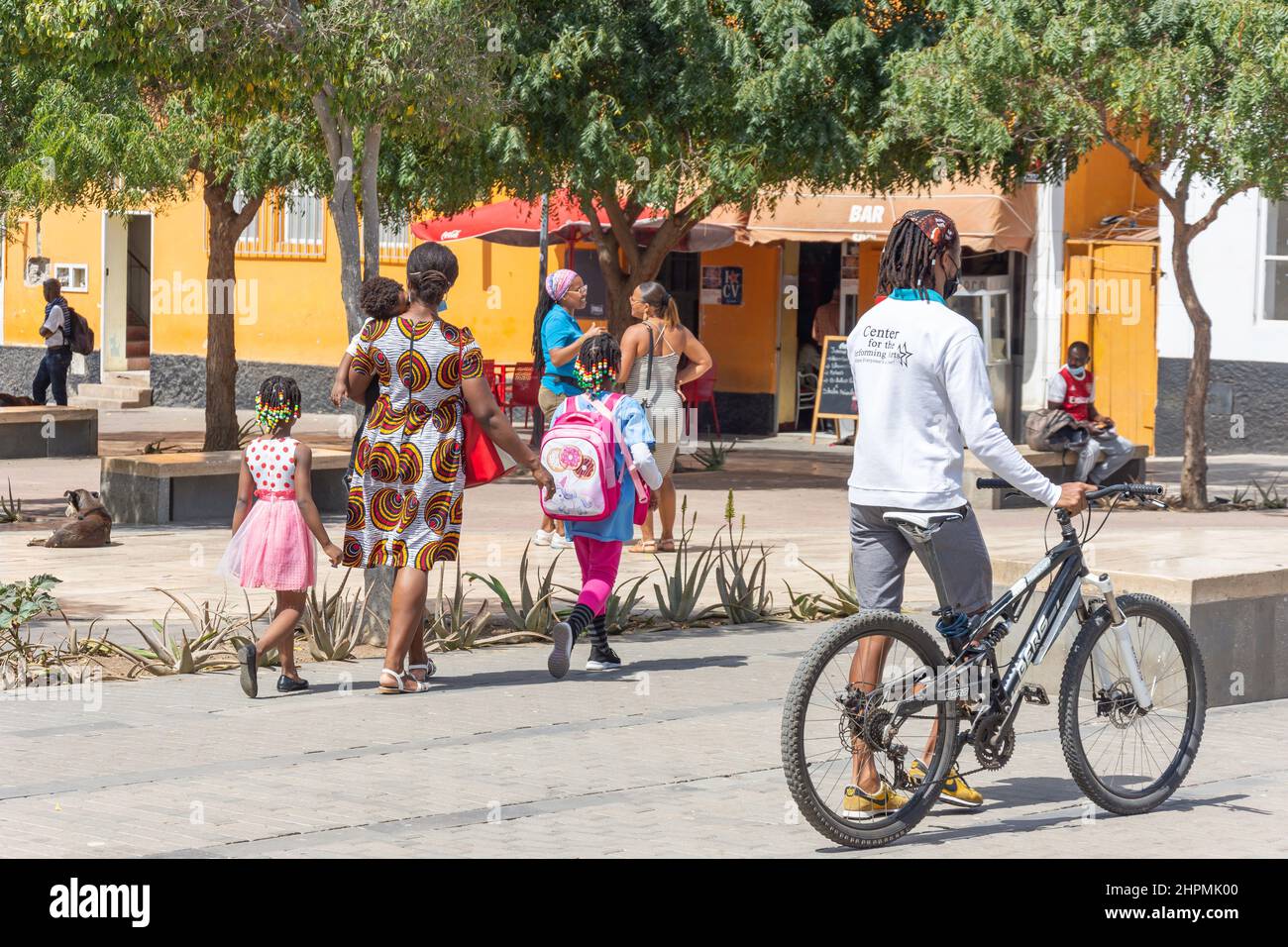 Abitanti del centro città, Espargos, SAL (IIha do SAL), República de Cabo (Capo Verde) Foto Stock
