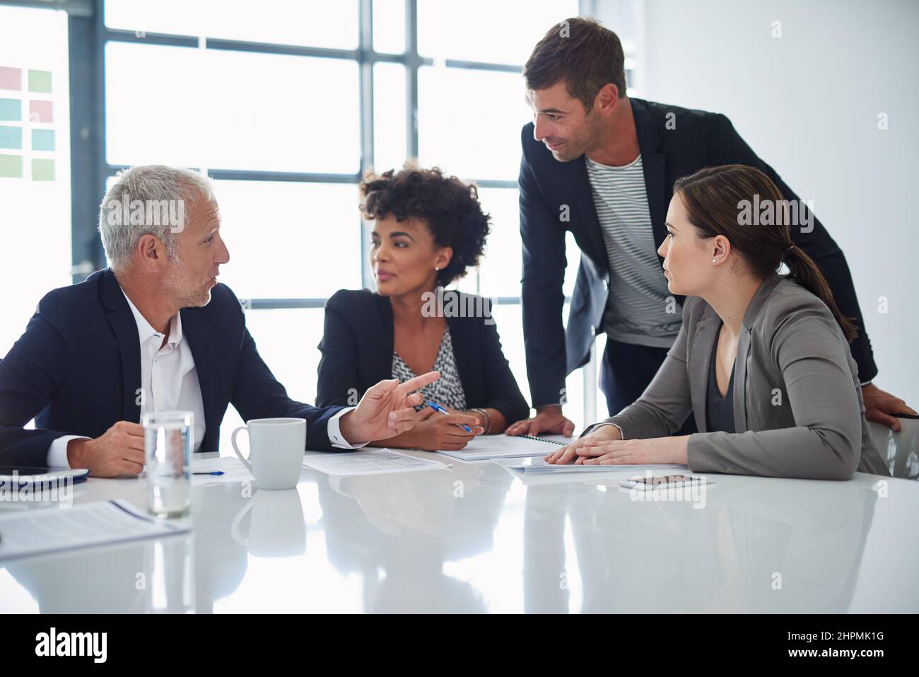 Fare funzionare le loro idee. Scatto corto di uomini d'affari aziendali nella sala riunioni. Foto Stock