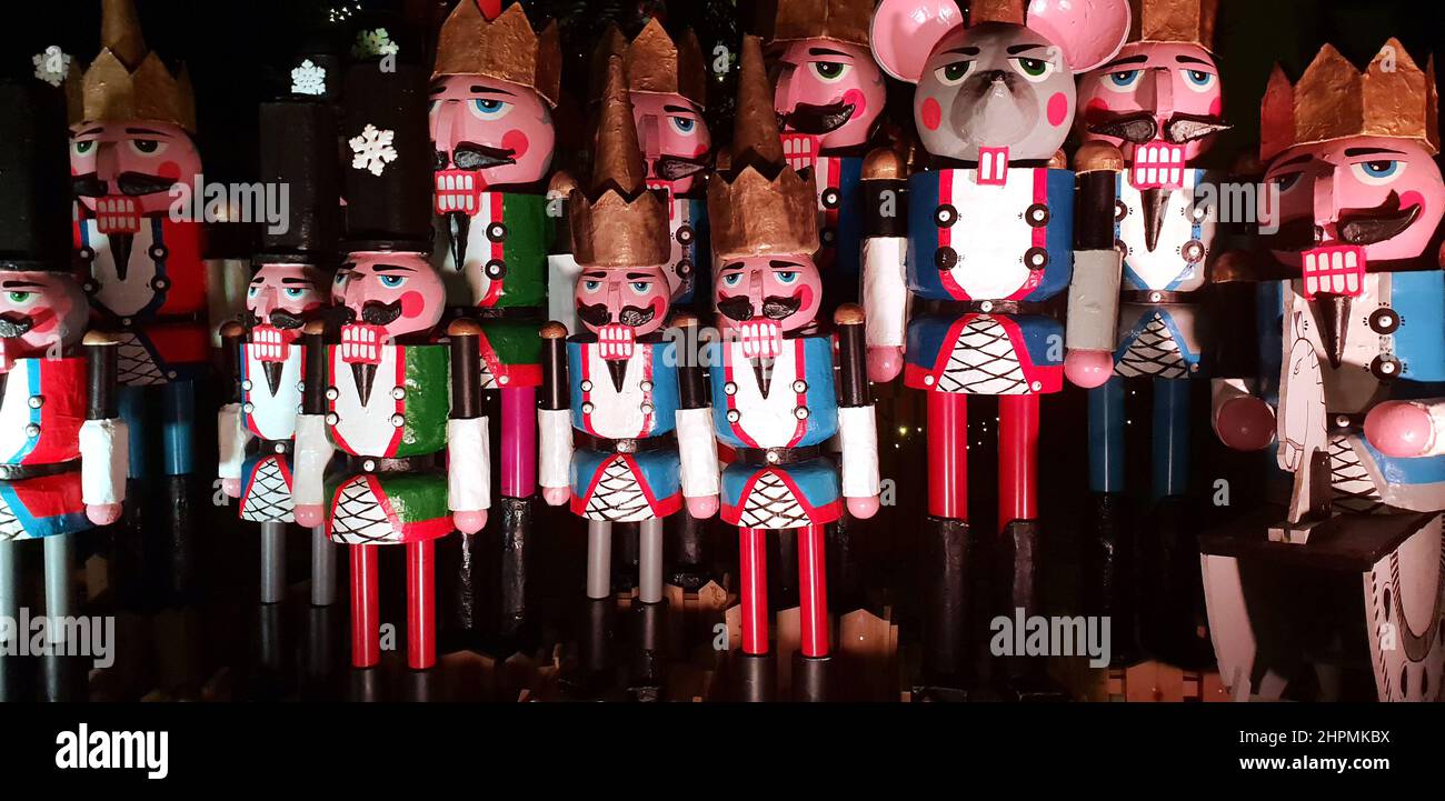Statue in legno di nutcracker in piedi in fila come decorazione di Natale, foto di notte Foto Stock