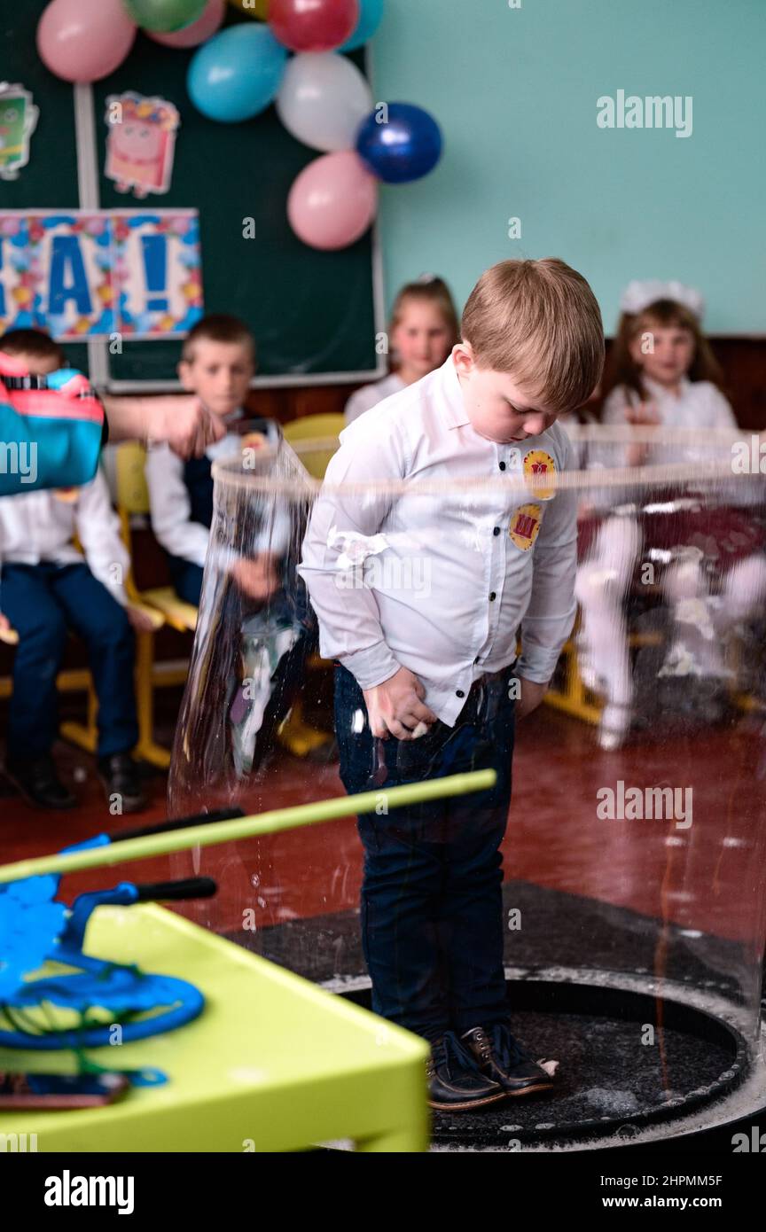 Valle, Ucraina 28 maggio 2021: Vacanze scolastiche per bambini, animatori con bolle di sapone, persone in mezzo alla bolla di sapone, intrattenimento per chi Foto Stock