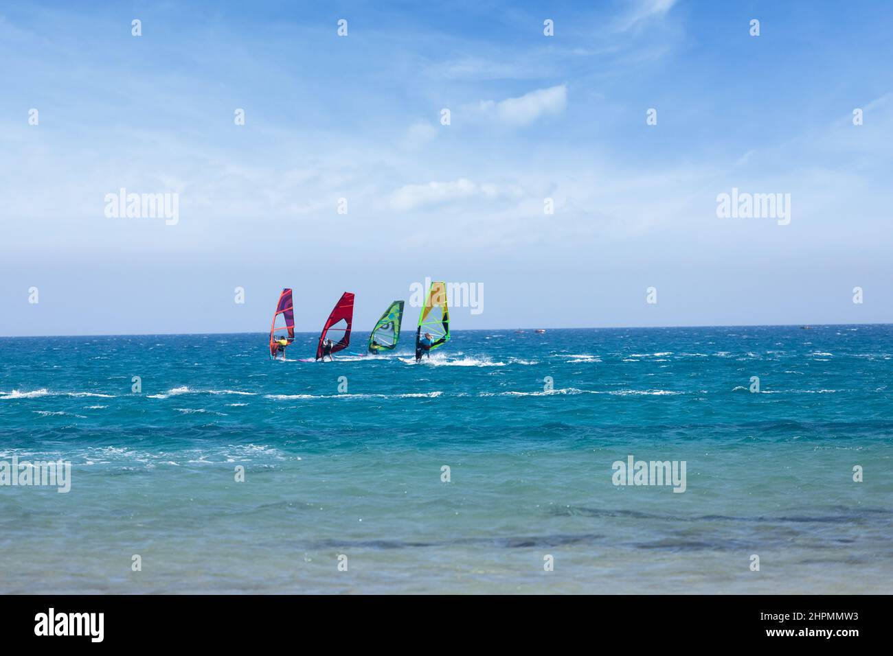 Windsurf alla confluenza di due mari sull'isola di Rodi in Grecia Foto Stock