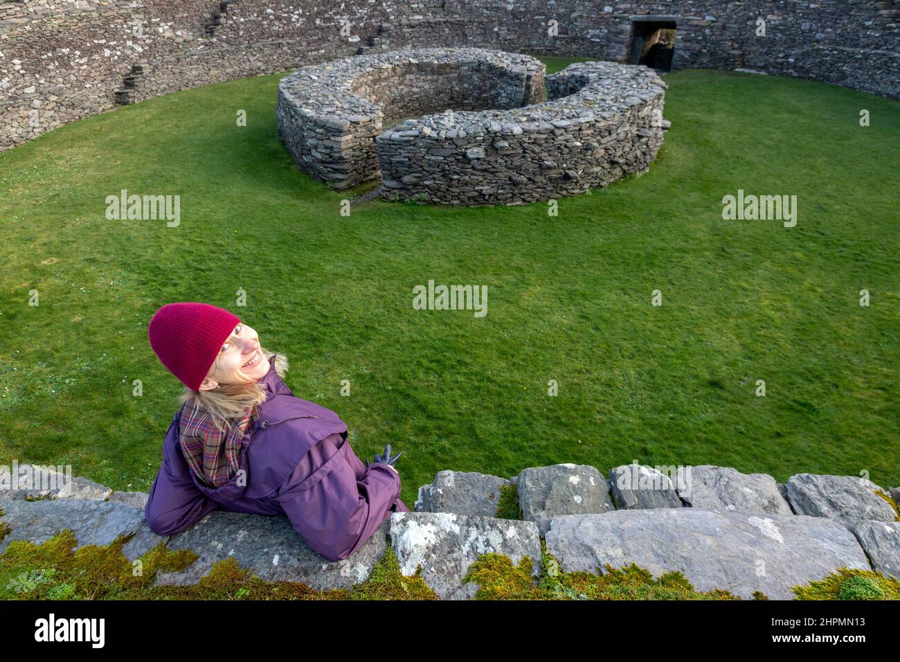 Donna russa a Cahergal Ringfort, Contea di Kerry Irlanda Foto Stock