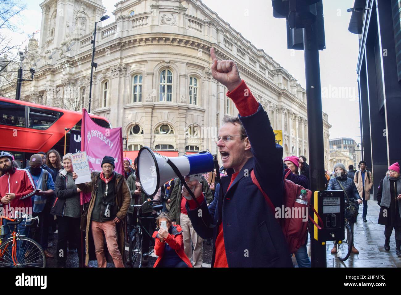 Londra, Inghilterra, Regno Unito. 22nd Feb 2022. Manifestanti al di fuori degli uffici USS (Universities Superannuation Scheme). Il personale universitario, gli studenti e i membri della University and College Union (UCU) hanno marciato attraverso il centro di Londra per protestare contro i tagli alle pensioni, i divari retributivi e le condizioni di lavoro, mentre le università di tutto il Regno Unito continuano a fare lo sciopero. (Credit Image: © Vuk Valcic/ZUMA Press Wire) Foto Stock