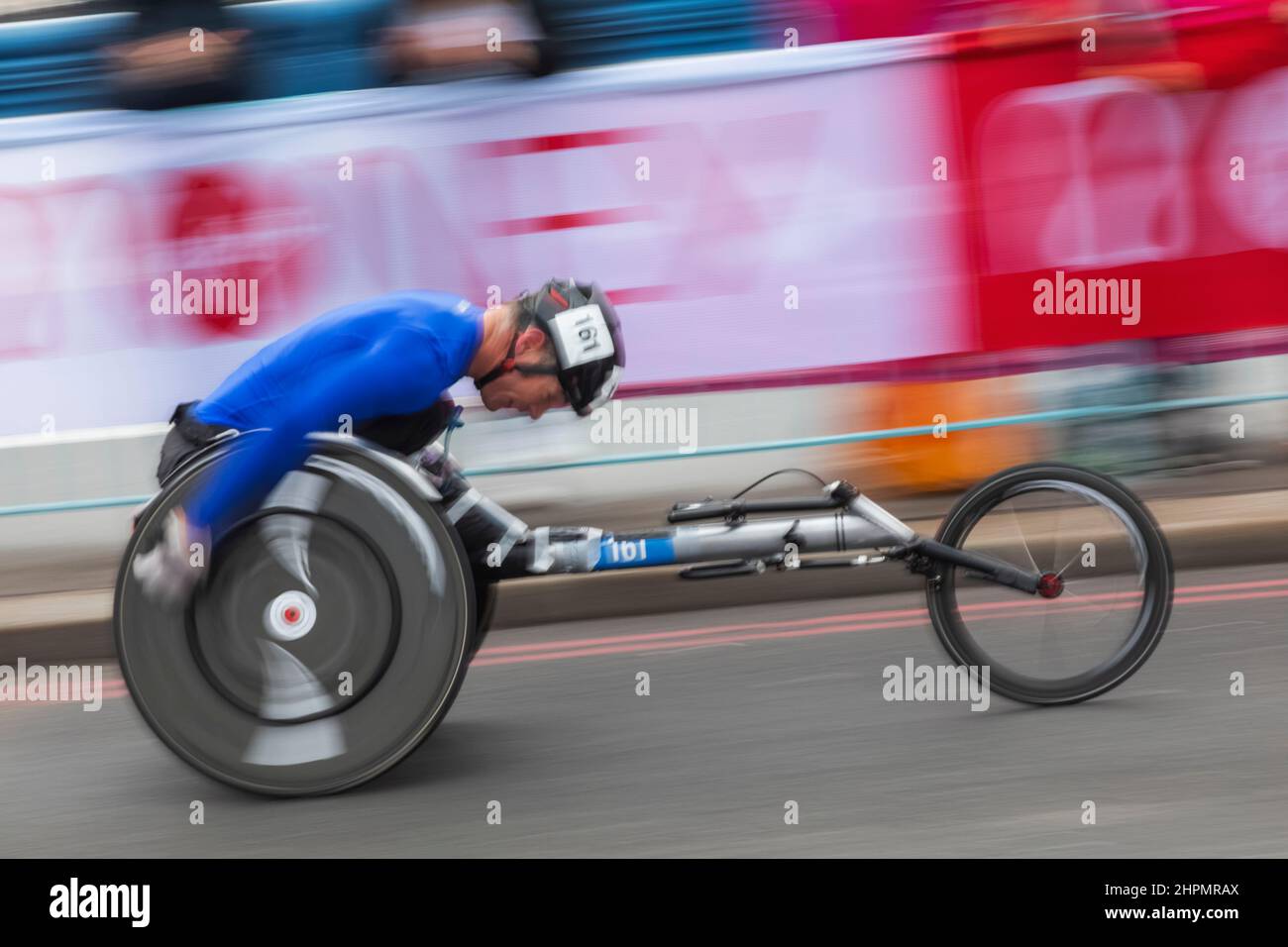 Inghilterra, Londra, London Marathon 2021, Men's Wheelchair Racers Crossing Tower Bridge Foto Stock