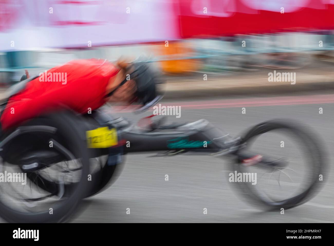 Inghilterra, Londra, London Marathon 2021, Men's Wheelchair Racers Crossing Tower Bridge Foto Stock