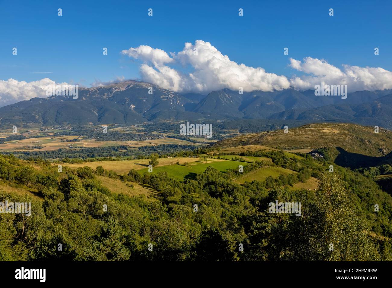 Paesaggio estivo a la Cerdanya, montagna dei Pirenei, Catalogna, Spagna. Foto Stock