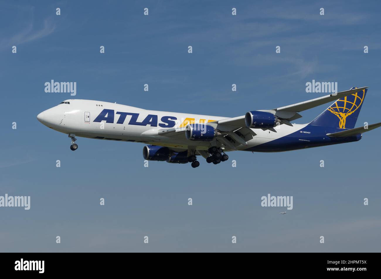 Atlas Air Boeing 747-8 Freighter con registrazione N854GT mostrato avvicinarsi al LAX, Aeroporto Internazionale di Los Angeles, per l'atterraggio. Foto Stock