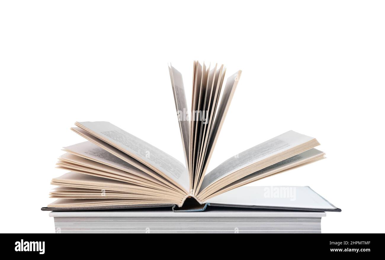 Libro aperto che giace alla pila di libri isolato su sfondo bianco. Lettura e rotazione delle pagine. Concetto di istruzione e sviluppo intellettuale. Foto di alta qualità Foto Stock
