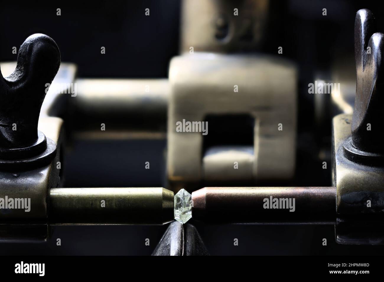 cristallo ottaedrico al diamante 0,55 ct bloccato in una macchina da taglio a diamante d'epoca Foto Stock
