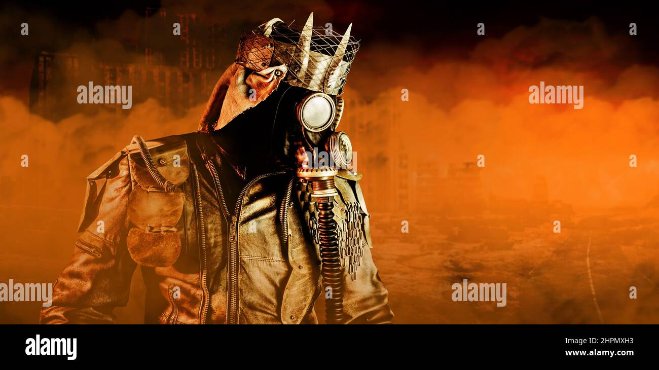 Foto di guerriero post apocalittico con giacca blindata, maschera a gas e corona in piedi su sfondo distrutto città con nebbia a gas arancione. Foto Stock