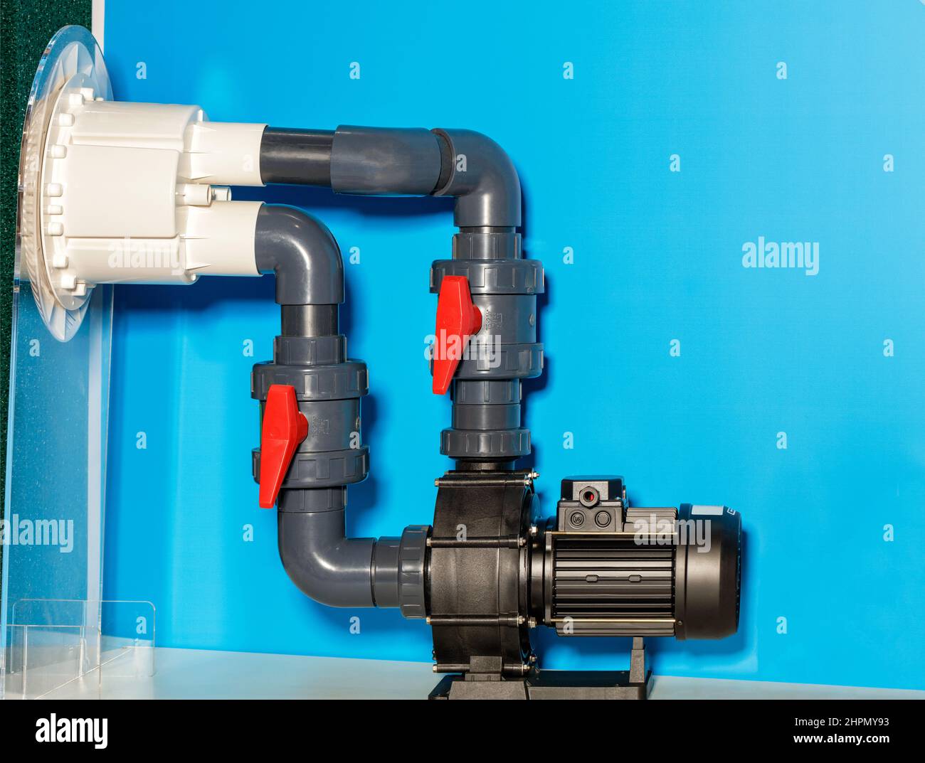 Schema di collegamento di una pompa per la circolazione dell'acqua nella piscina come parte di un sistema di depurazione e filtrazione dell'acqua. Foto Stock