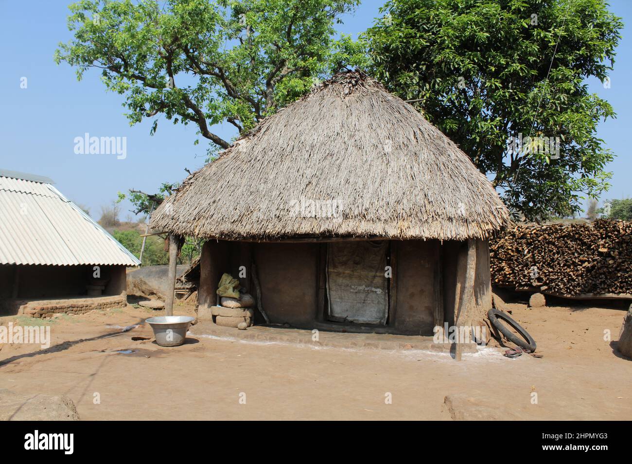 Una casa / capanna fatta di fango e foglie in India rurale. Foto Stock