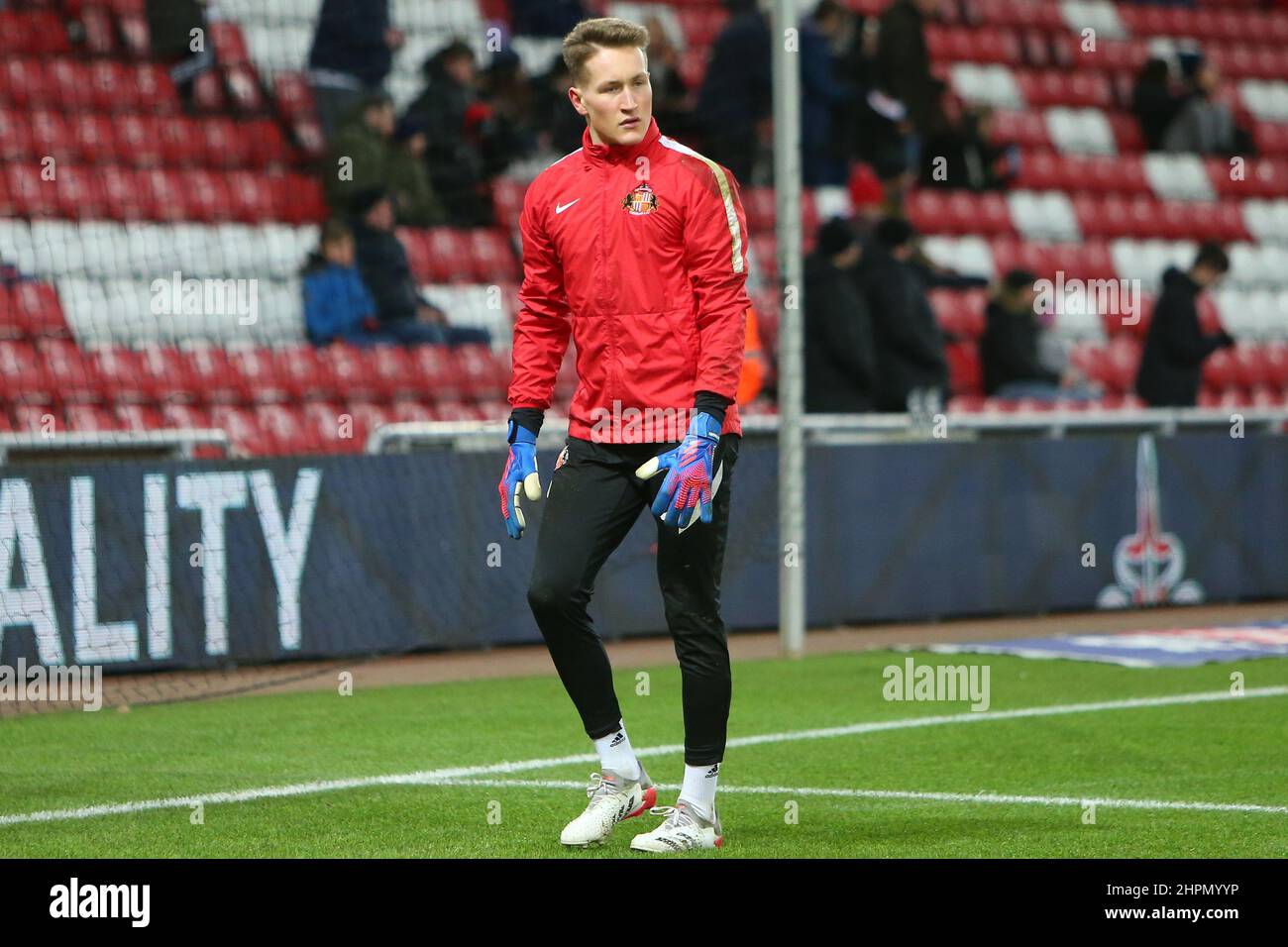SUNDERLAND, REGNO UNITO. FEB 22ND. Il portiere di Sunderland Ron-Thorben Hoffmann si riscalda a seguito di un infortunio arrecato durante la partita della Sky Bet League 1 tra Sunderland e Burton Albion allo Stadium of Light di Sunderland, martedì 22nd febbraio 2022. (Credit: Michael driver | MI News) Credit: MI News & Sport /Alamy Live News Foto Stock