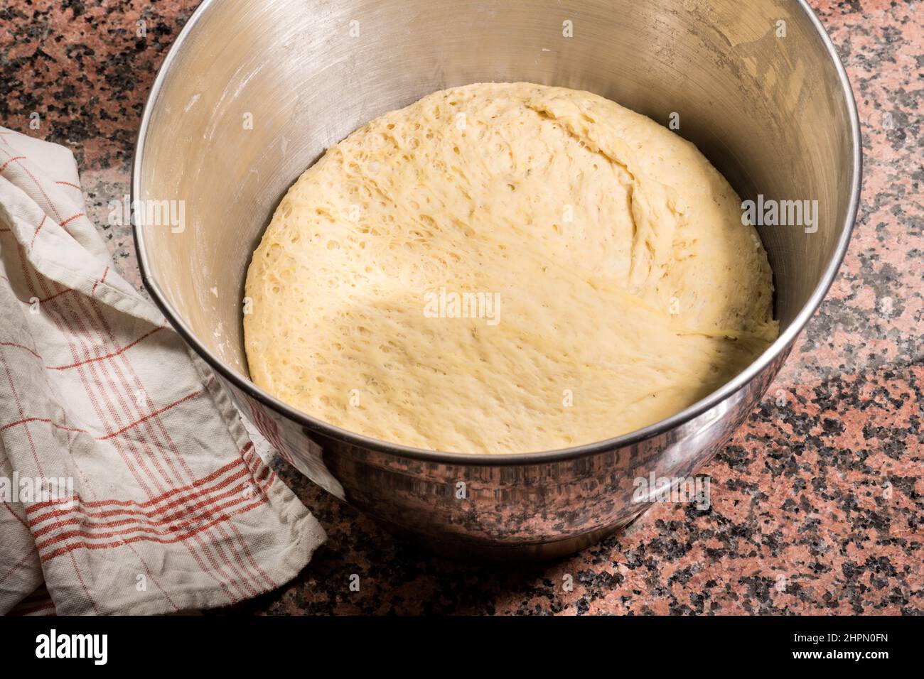 La pasta lievitata, impastare, preparare, cucina, agitare ciotola, pasta di lifter, farina, lievito, acqua, sale. Cuocere in forno, cucina, moderna, la pasta va Foto Stock