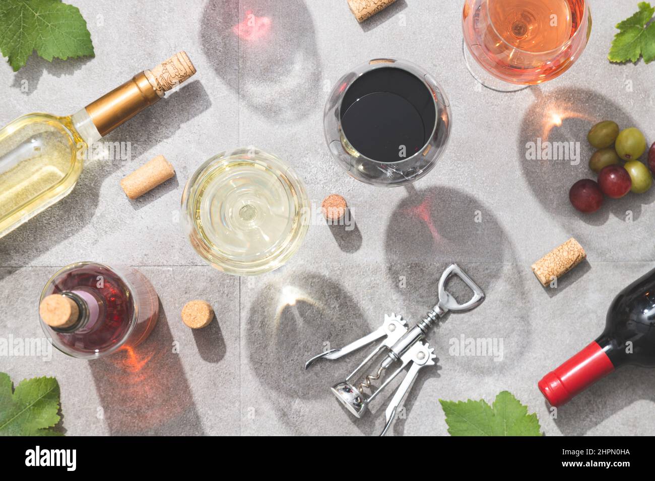 Vino rosso, bianco e rosato in calici da vino su fondo in cemento. Vista dall'alto. Concetto di bevanda e vino. Foto Stock