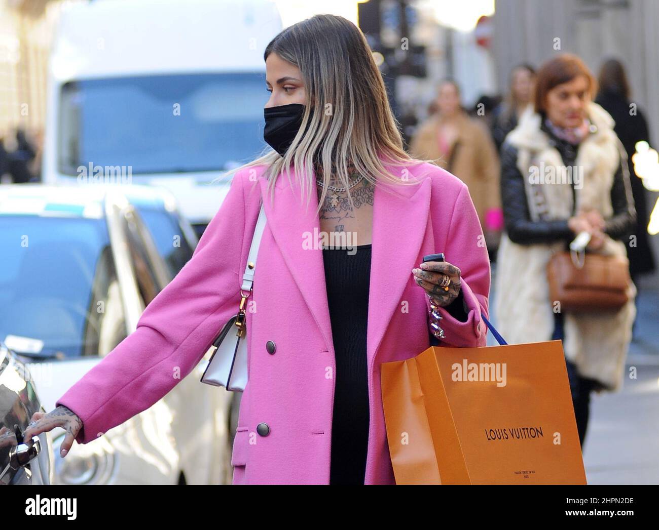 Milano, . 22nd Feb 2022. Milano, 22-02-2022 Zoe Cristofoli, compagno di Theo Hernandez, calciatore francese, difensore DI MILANO e della nazionale francese, dovrebbe presto dare vita ad un bel ragazzo. Approfittando della bella giornata, ZOE CRISTOFOLI si vizierà con un po' di shopping a LOUIS VUITTON, ma quando ritorna trova una bella esposta sul parabrezza della sua auto, parcheggiata in no-parcheggio. SERVIZIO ESCLUSIVO - credito: Agenzia fotografica indipendente/Alamy Live News Foto Stock