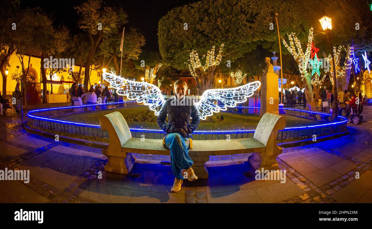 La donna matura si pone nella città di San Cristobal a Tenerife in Spagna il 27 dicembre 2019 Foto Stock