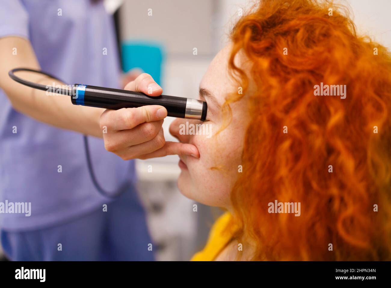 Un medico che controlla la pressione dell'occhio della sua paziente femminile Foto Stock