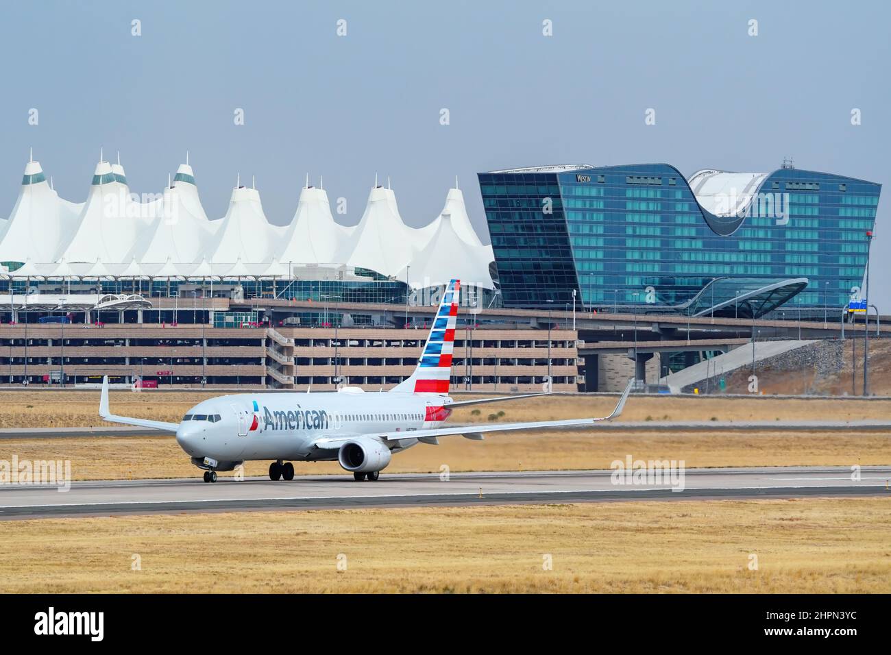 DENVER, USA-OTTOBRE 17: Boeing 737 gestito da taxi americani il 17 ottobre 2020 presso l'aeroporto internazionale di Denver, Colorado. American Airlines è un ma Foto Stock