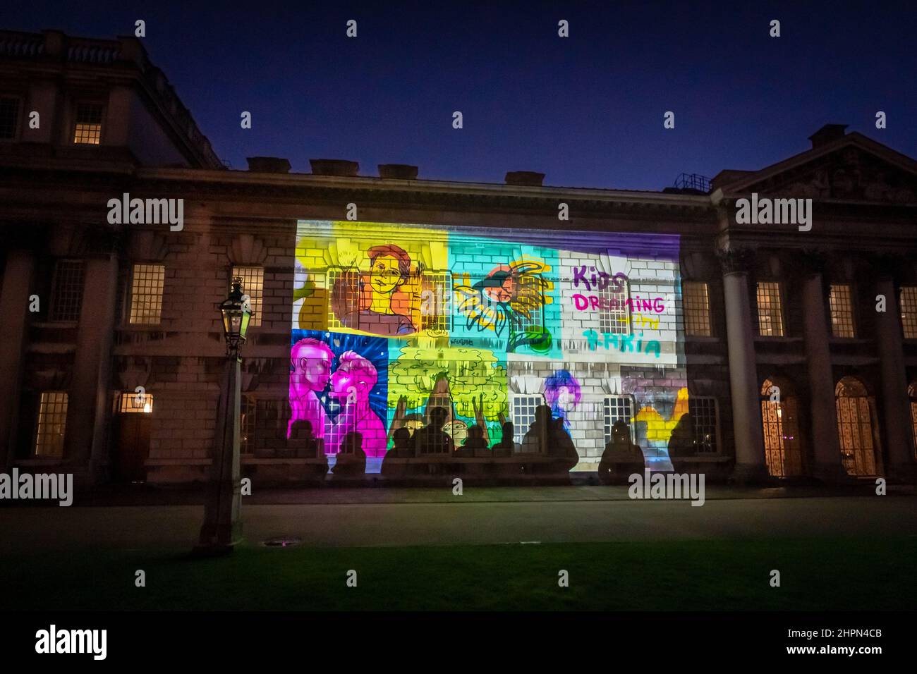 Londra, Regno Unito. 22nd febbraio 2022. Proiezione “The Big Dream” nell’Old Royal Naval College di Greenwich. Ispirati dagli obiettivi di sviluppo sostenibile delle Nazioni Unite e creati dal gruppo di artisti Dreame, Il Big Dream è un'installazione artistica globale di 50 artisti che cattura decine di migliaia di sogni per il futuro da tutto il mondo e per far riflettere il pubblico sul futuro del nostro pianeta, della nostra società e del nostro ambiente. Credit: Guy Corbishley/Alamy Live News Foto Stock
