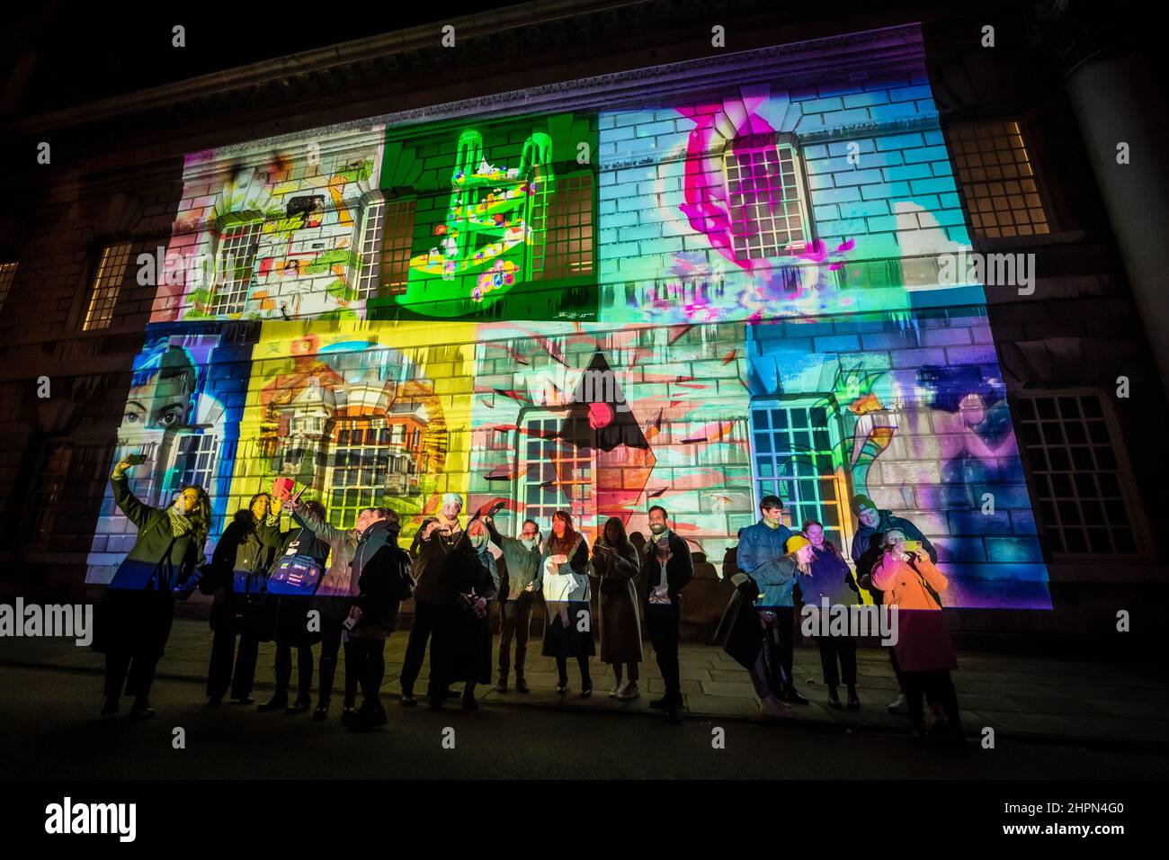 Londra, Regno Unito. 22nd febbraio 2022. Proiezione “The Big Dream” nell’Old Royal Naval College di Greenwich. Ispirati dagli obiettivi di sviluppo sostenibile delle Nazioni Unite e creati dal gruppo di artisti Dreame, Il Big Dream è un'installazione artistica globale di 50 artisti che cattura decine di migliaia di sogni per il futuro da tutto il mondo e per far riflettere il pubblico sul futuro del nostro pianeta, della nostra società e del nostro ambiente. Credit: Guy Corbishley/Alamy Live News Foto Stock