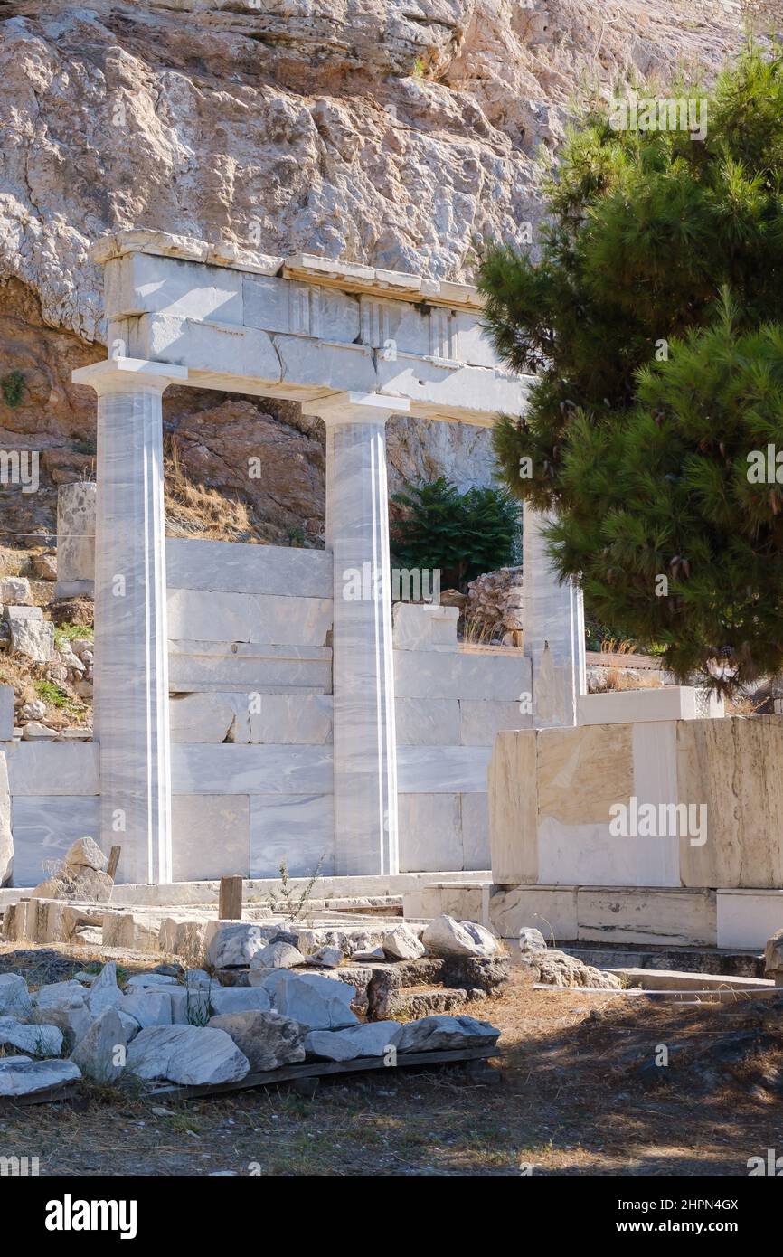 Antiche colonne greche e resti di portico ai piedi del pantheon ad Atene, Grecia Foto Stock