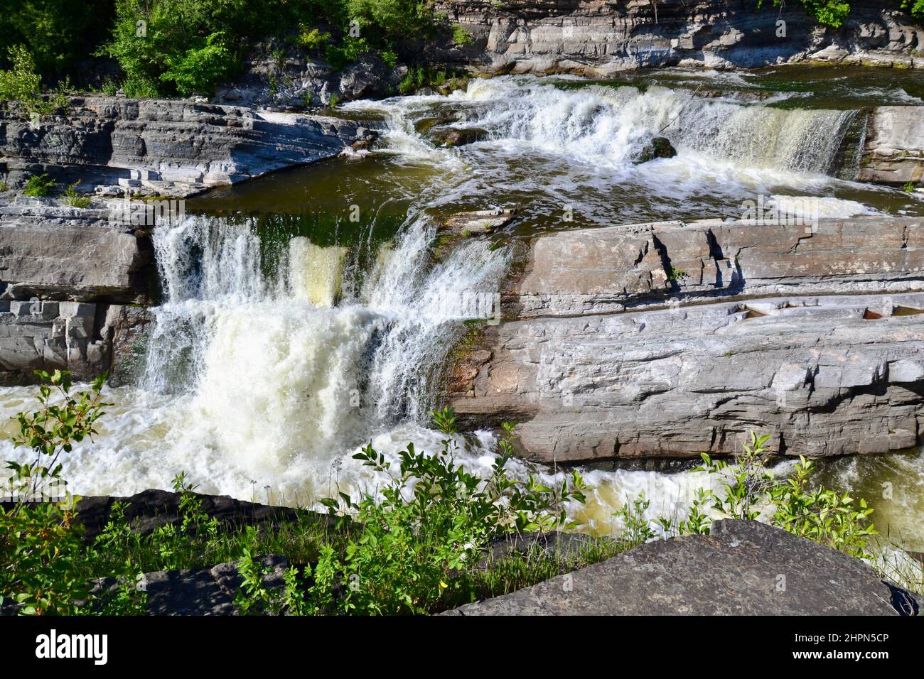 Serie di cascate alle cascate Hog's Back Falls lungo il fiume Rideau durante la primavera Foto Stock