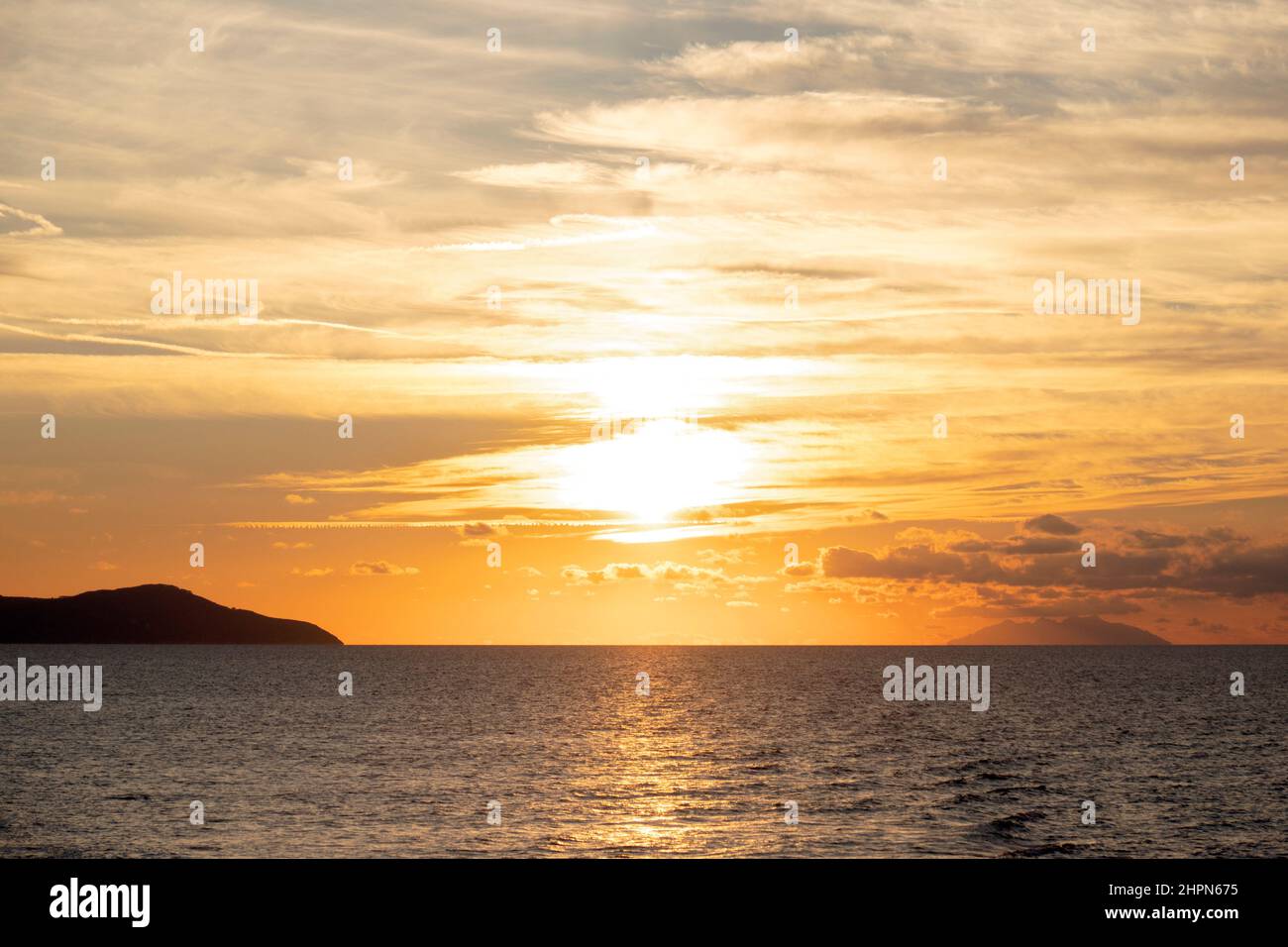 Tramonto con l'isola di Montecristo a sinistra all'orizzonte, Mar Tirreno, arcipelago toscano, Toscana, Italia, Europa Foto Stock