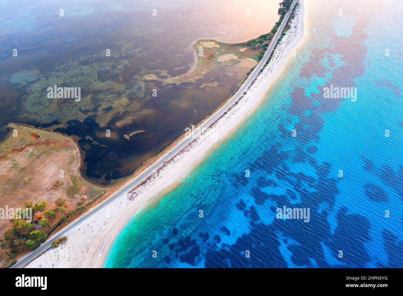 Vista aerea della strada vicino al mare blu e il fiume al tramonto in estate Foto Stock