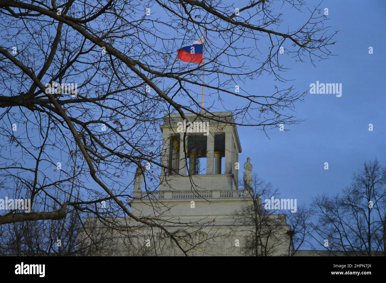 'STOP Putin' - dimostrazione davanti all'Ambasciata russa a Unter den Linden a Berlino, Germania - 22 febbraio 2022. Foto Stock