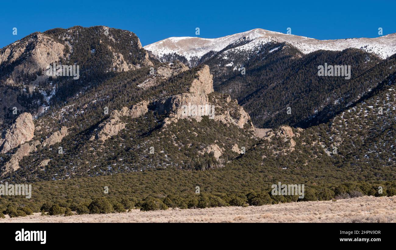 12.308 piedi carbonato montagna sorge sopra la San Luis Valley, Colorado. Foto Stock