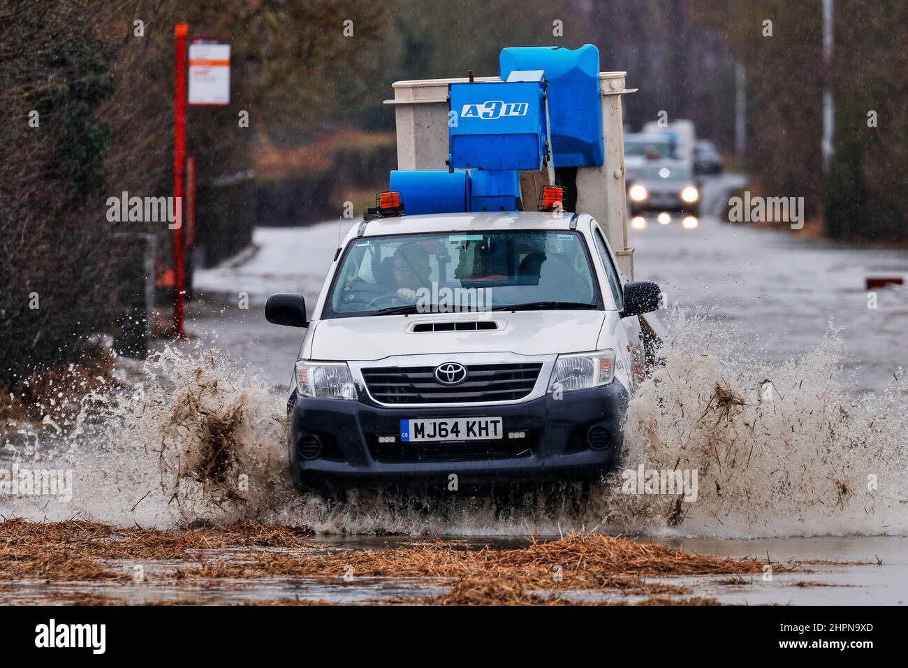 Guida attraverso il wallidwater su Barnsdale Road a Castleford durante le forti piogge portate da Storm Franklin Foto Stock