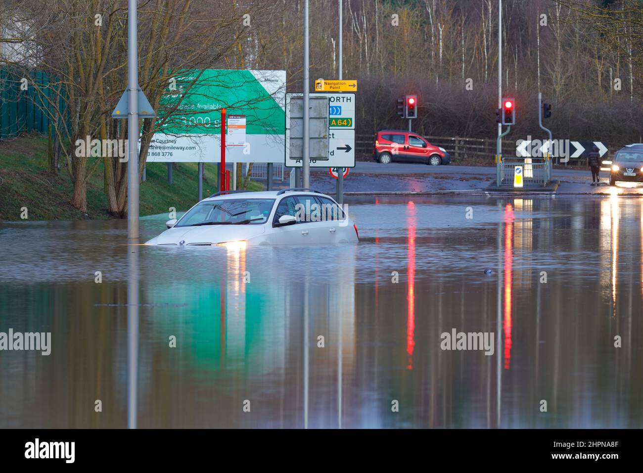 Un'auto viene bloccata su Station Road ad Allerton Bywater durante le inondazioni portate da Storm Franklin Foto Stock